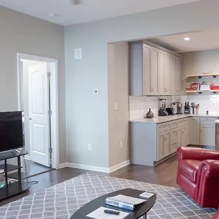 New 4 Bedroom House For Downtown Travelers!!!